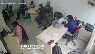 שוטר מאוגדנה פותח בירי בסניף בנק אחרי שנכנס לחובות...