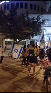 תל אביב: עשרות מפגינים מול תחנת המחוז שבה שוהים 10 עצורים...