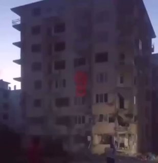 🇹🇷 בטורקיה, אדם יידה אבנים לעבר בניין רב קומות שנפגע ברעידת...