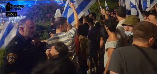תל אביב; שוטרים מונעים מהמפגינים לרדת לאיילון צפון ודרום...