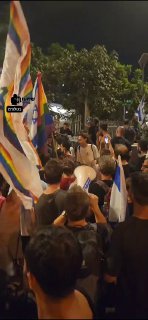 תל אביב: חלק מהמפגינים באובססיה לחסום את איילון.: ניסוי לעקור...