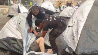 המשטרה מפנה את האוהלים שחוסמים את התנועה בצומת הסירה. (חדשות...