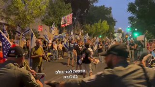 בתחילת רחוב עזה בירושלים מפגינים עשרות נגד הרפורמה המשפטית....