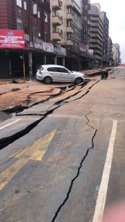 צפו: פיצוץ בלתי מוסבר קרע את הכביש במרכז יוהנסבורג, דרום...