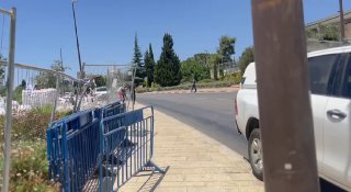 מפגינים ניסו לפרוץ את המחסומים ולהגיע לרחבת הכנסת...
