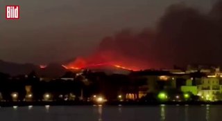 בשל שריפות רחבות היקף ביוון, הרשויות המקומיות הודיעו על פינוי...