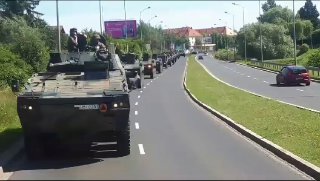 כוחות פולנים בדרך לגבול עם בלארוס כדי לתגבר את יחידות הצבא...