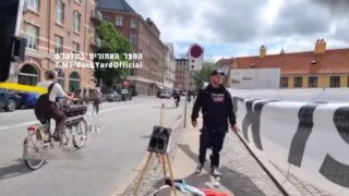 אקטיביסט מדנמרק ניסה לשרוף ספר קוראן בלייב...