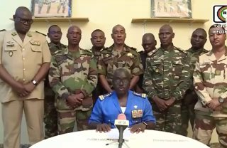 מהפכה צבאית בניגריה. הצבא שידר הודעה על הדחתו של הנשיא...
