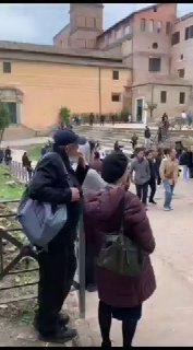 קבוצת יהודים אתמול ברומא מתחת לשער טיטוס המפורסם. השער שעבר...