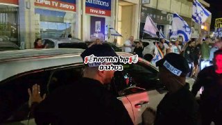 שמאלניים חוסמים את הכביש לשיירה של שר המשפטים בכנס פוליטי...