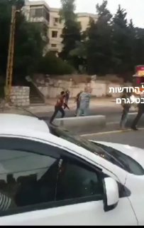 לאחר שהמשאית התהפכה פעילי חיזבאללה יורים בלבנונים שניסו...