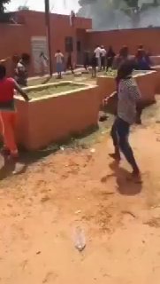 ניגריה - תושבים תוקפים את השגרירות הצרפתית מקללים את מקרון...