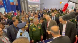 שר ההגנה הרוסי שויגו מבקר בביתן של איראן בתערוכה ברוסיה...