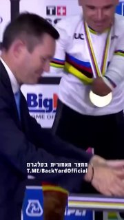 ספורטאי ספרדי בלי ידיים קיבל שעון במתנה במירוץ אופניים לנכים...