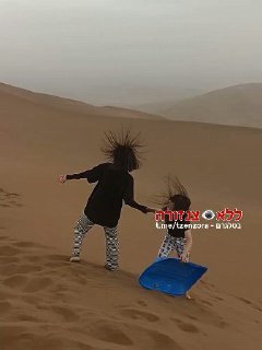 מטיילים סינים שטיילו במדבר נתקלו במתח סטטי שגורם לשיערות...
