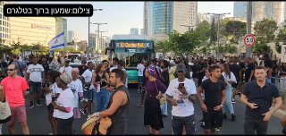 המחאה נמשכת • דרך בגין בתל אביב חסומה כבר מעל רבע שעה...