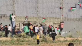 התפרעויות של ערבים על הגדר בגבול עזה, ערבים מדווחים על 3...