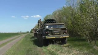 ארטילריה של רקטות אוקראינית תוקפת עמדות רוסיות לכיוון...