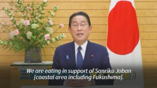 ראש ממשלת יפן אוכל מוצרי ים מאזור תחנת הכוח הגרעינית פוקושימה...