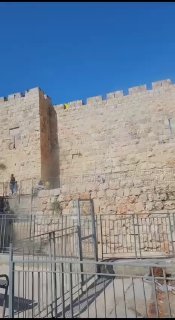 תיעוד מרגעי הפיגוע בשער יפו בעיר העתיקה בירושלים, בפיגוע ישנם...