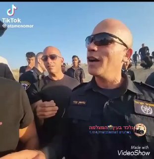 צפייה חובה: שוטר עוצר מפזר מירוץ גמלים בלתי חוקי של בדואים😇...