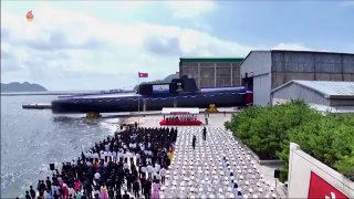 צפון-קוריאה: השליט קים מחויך בטקס חנוכת הצוללת שמסוגלת לשגר...
