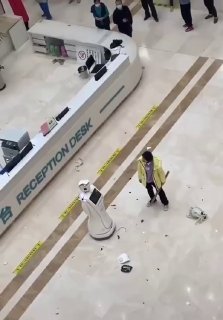 סינית מתעצבנת על רובוט ...