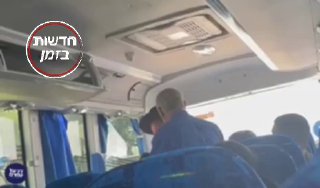 קו 448 מאשדוד לירושלים, החליף בטיטול לילדו בתוך האוטובוס, הנהג...