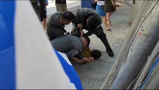 עימותים בין שוטרים למפגינים מול ביתו של השר יצחק וסרלאוף בתל...