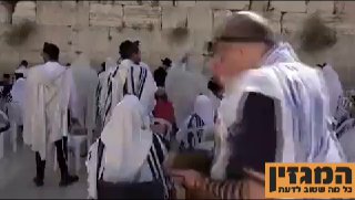 ‏לקראת הימים הנוראים: ברחבת הכותל המערבי החלו לנקות את...