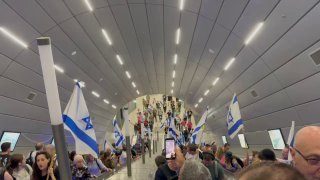 מפגינים בתחנת הרכבת יצחק נבון בירושלים...