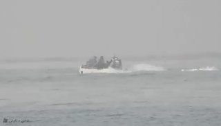 תיעוד של יחידת הקומנדו של חמאס משתלטת על מטרות ימיות לאחר ירי...