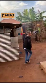 האיש הזה עוזר לבית יתומים באוגנדה. תראו באיזו התלהבות הילדים...