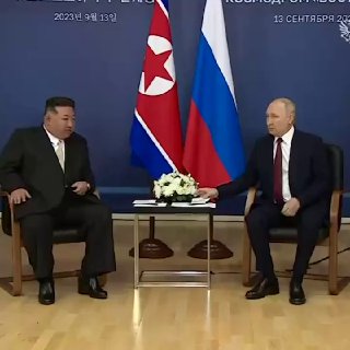 נשיא רוסיה ולדימיר פוטין ומנהיג צפון קוריאה קים יונג און...