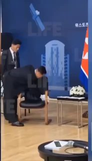 מנקים לקים מנהיג צפון קוריאה את הכיסא לפני הישיבה...
