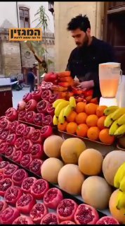 רוכל מכין מיץ רימונים בשוק מקומי בבגדד, עיראק...