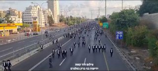 כביש 4 המוני המפגינים עושים כעת את דרכם רגלית לכביש ז'בוטינסקי...