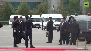 קים ג'ונג און הגיע לשדה התעופה קנביצ'י ליד ולדיווסטוק, מלווה...