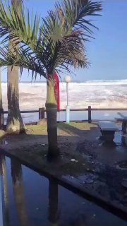 שבעה בני אדם נפצעו לאחר שגל גדול הרס מסעדת חוף בדרום אפריקה....