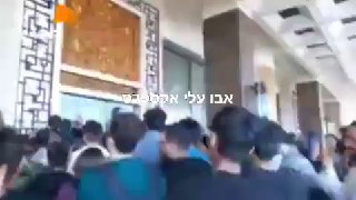 איראן: המוני אוהדים איראנים צובאים על מלון Espinas Palace בטהרן, שם...