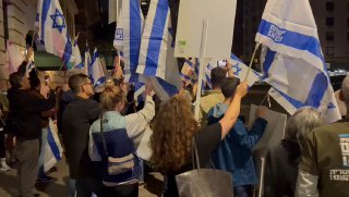 קבלת הפנים ושירת התקווה מול המלון בו מתאכסן נתניהו בניו יורק....