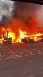 שריפה אדירה הרסה מפעל בקליבלנד, צפון קרוליינה....