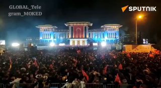 מאות אלפים נוהרים לארמון הנשיאות באנקרה, ממתינים לנאומו של...