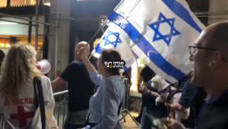 8 בערב שעון ניו יורק נתניהו יצא מהמלון לאכול בפיצריה מקומית,...