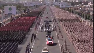 תימן עורכת מצעד צבאי לציון יום השנה התשיעי למהפכת ה-21 בספטמבר...