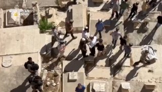 דיווח ערבי: עשרות ישראלים רקדו ושרו על קברים מוסלמים בבית...