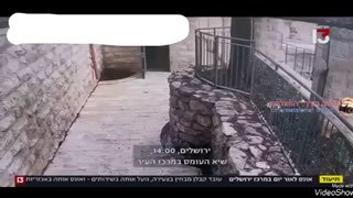 תיעוד עובד בעיריית ירושלים ערבי פיתה צעירה יהודייה לתוך...