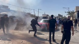 עימותים באל-טירה עם כוחות משטרה בעקבות הריסת בית לא חוקי...