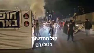 מטורפים -מפגינים בנו סוכה באמצע איילון ...